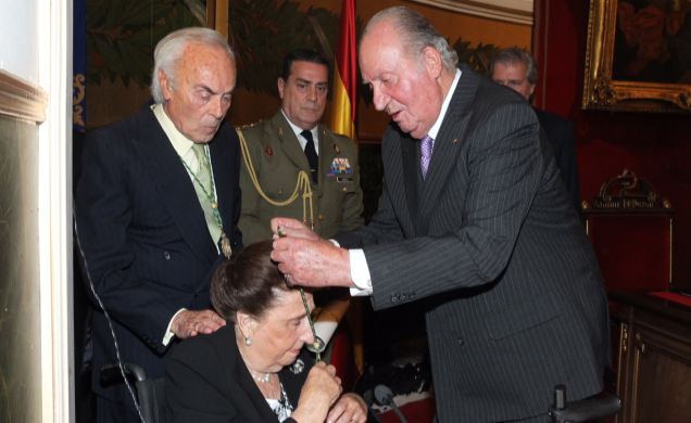 Su Majestad el Rey Don Juan Carlos impone la medalla de Oro de la Real Academia Nacional de Medicina a Su Alteza Real la Infanta Doña Margarita, en pr